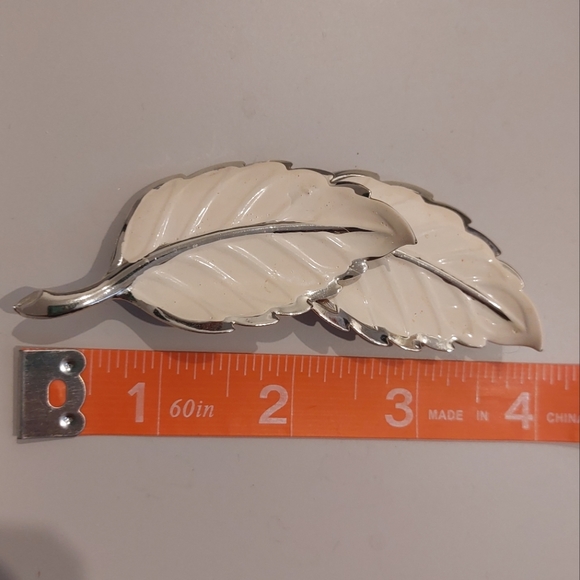 Bundle of 3 Vintage leaf brooches circa 1960's - Picture 3 of 5